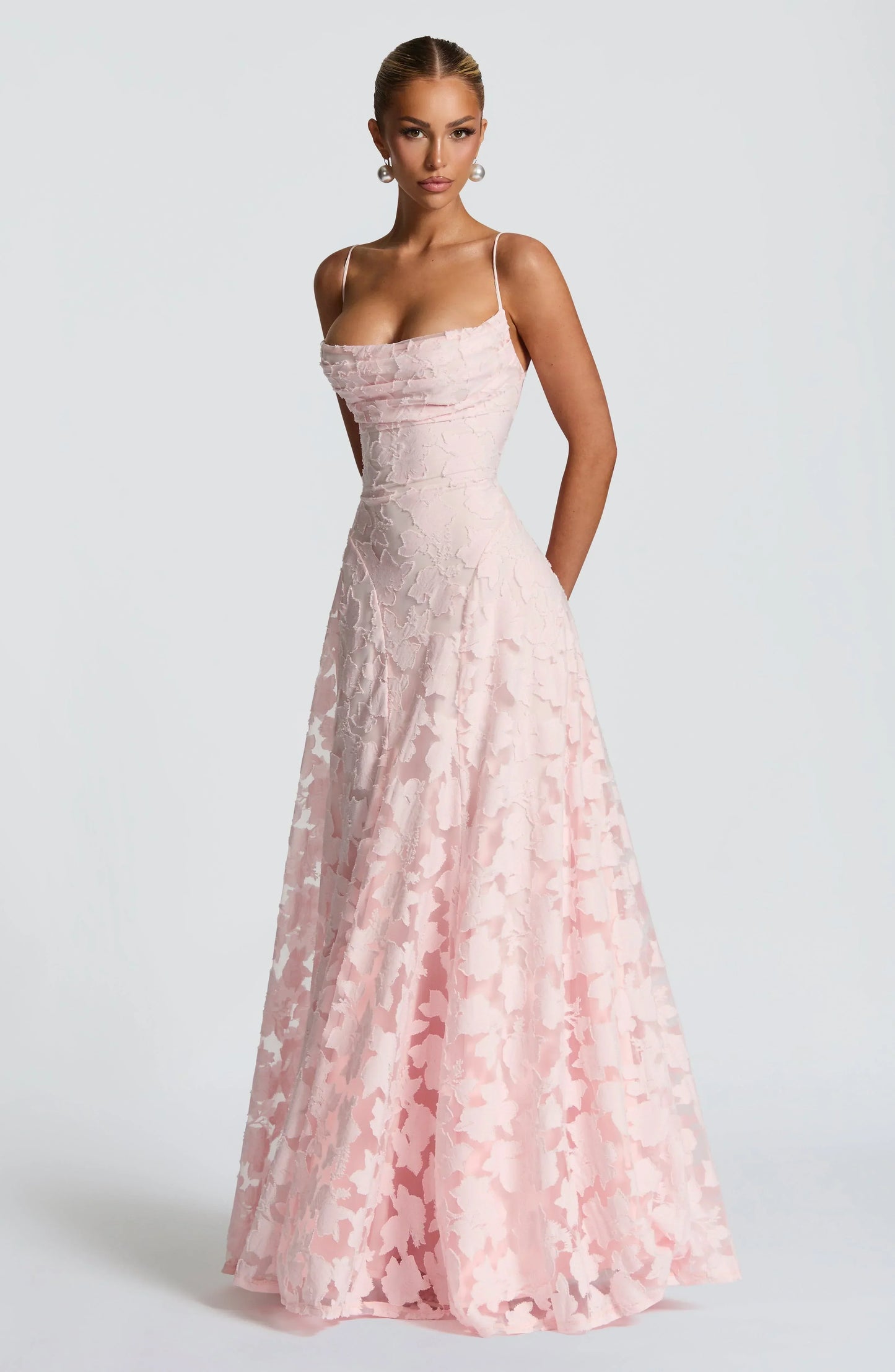Elara · Vestido Largo de encaje con tirantes