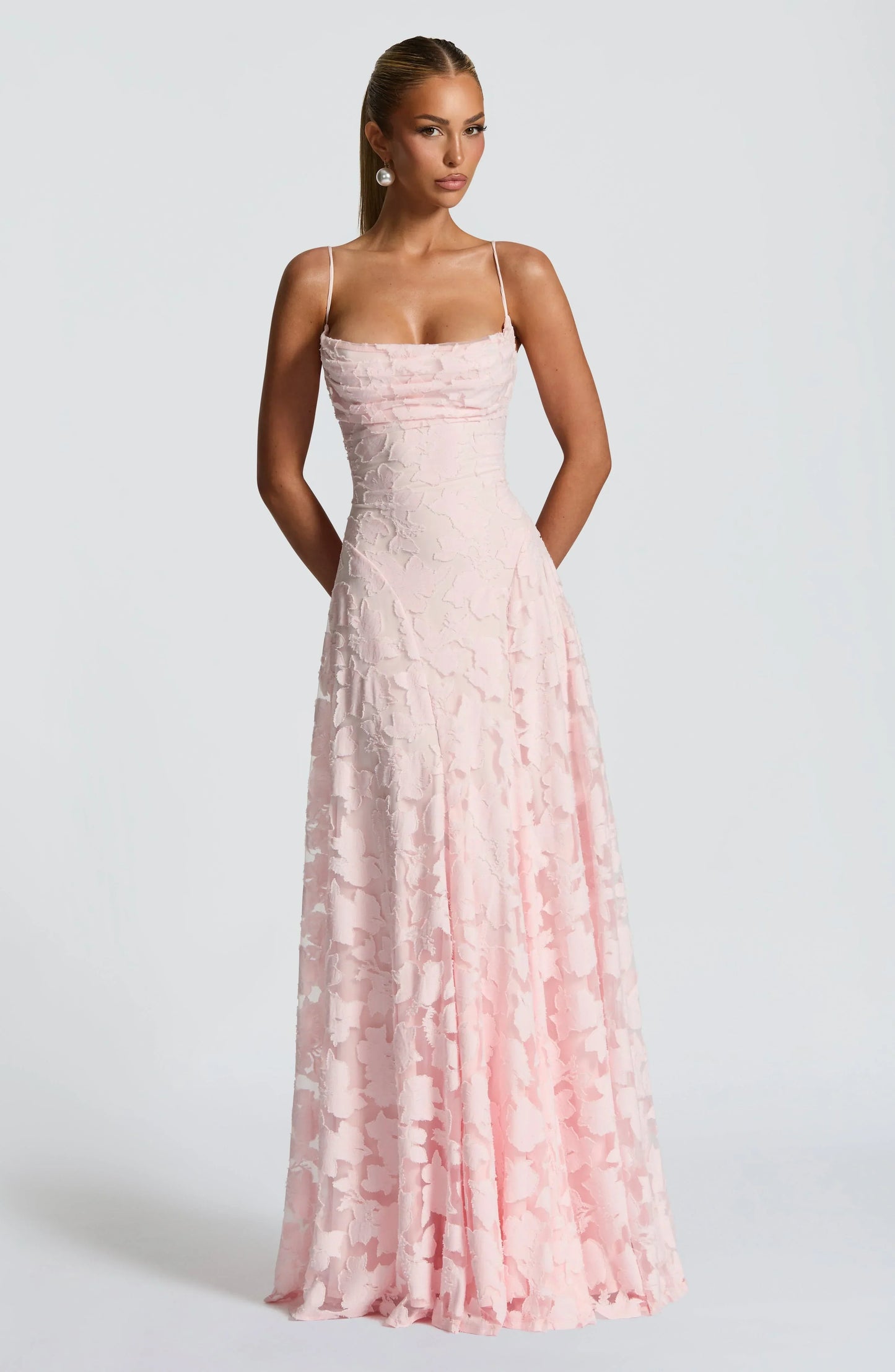 Elara · Vestido Largo de encaje con tirantes